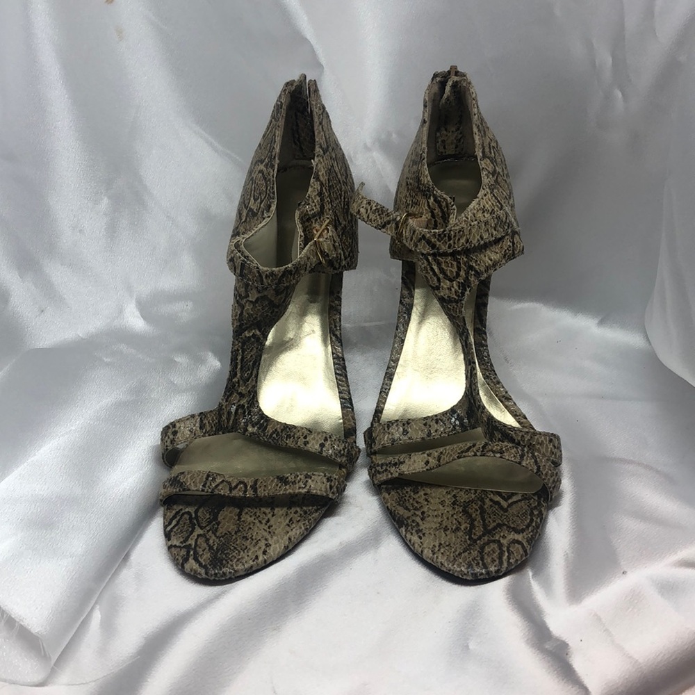 Women snakeskin saddle heel shoes